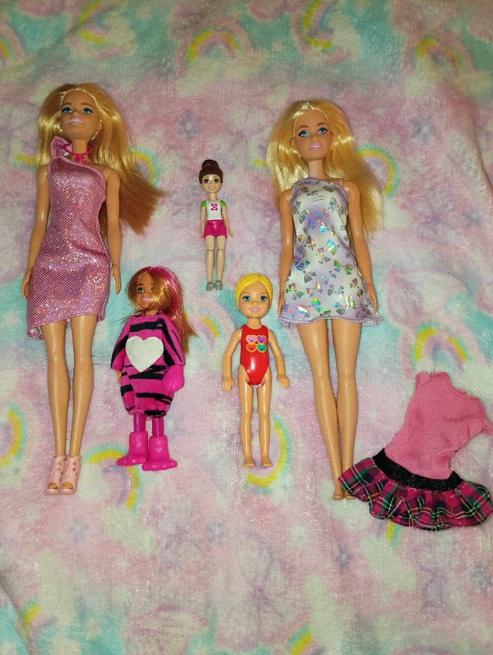 2 Barbie Dolls And 3 Chelsea Dolls Barbie Bundle